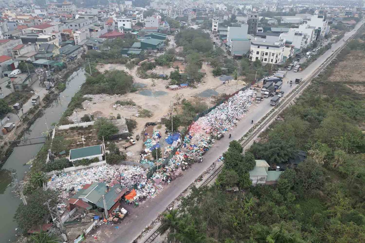 Công an vào cuộc điều tra vụ đổ hàng tấn bánh kẹo ra bãi rác ở xã La Phù