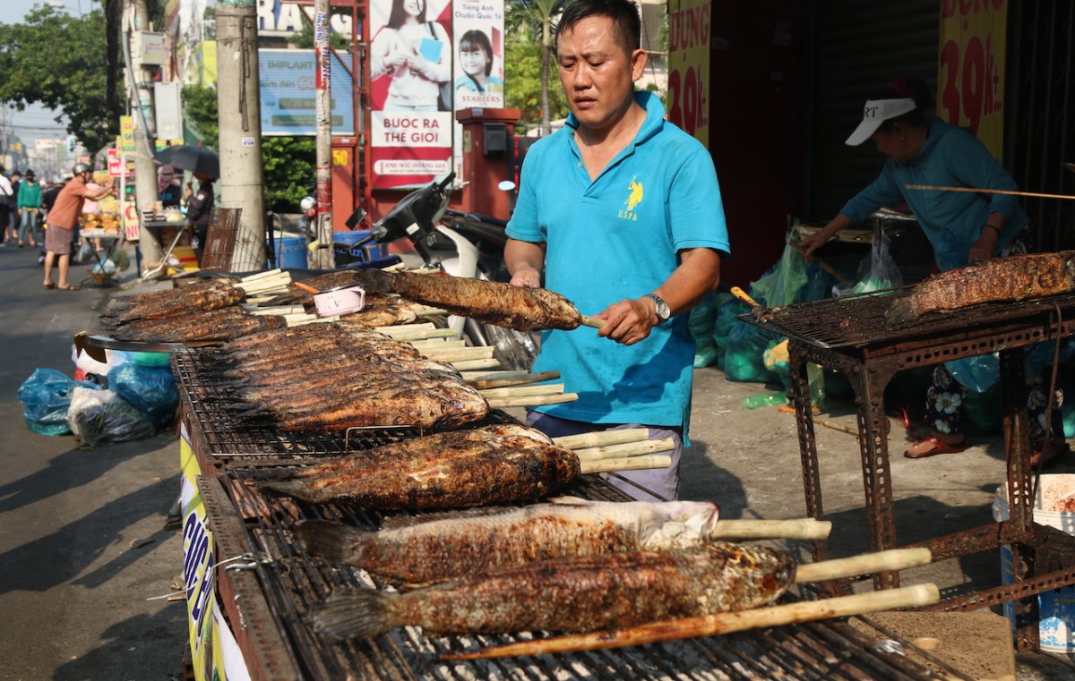 TP.HCM: Nhộn nhịp “phố cá nướng” ngày vía Thần Tài