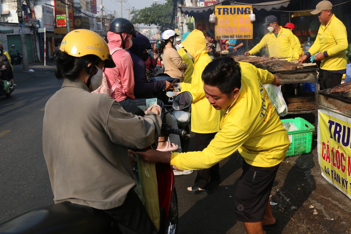 TP.HCM: Nhộn nhịp “phố cá nướng” ngày vía Thần Tài