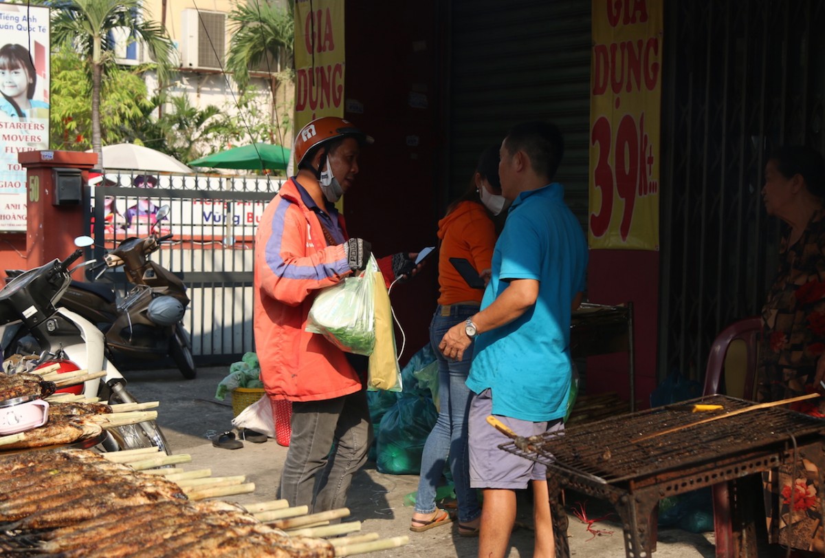 TP.HCM: Nhộn nhịp “phố cá nướng” ngày vía Thần Tài