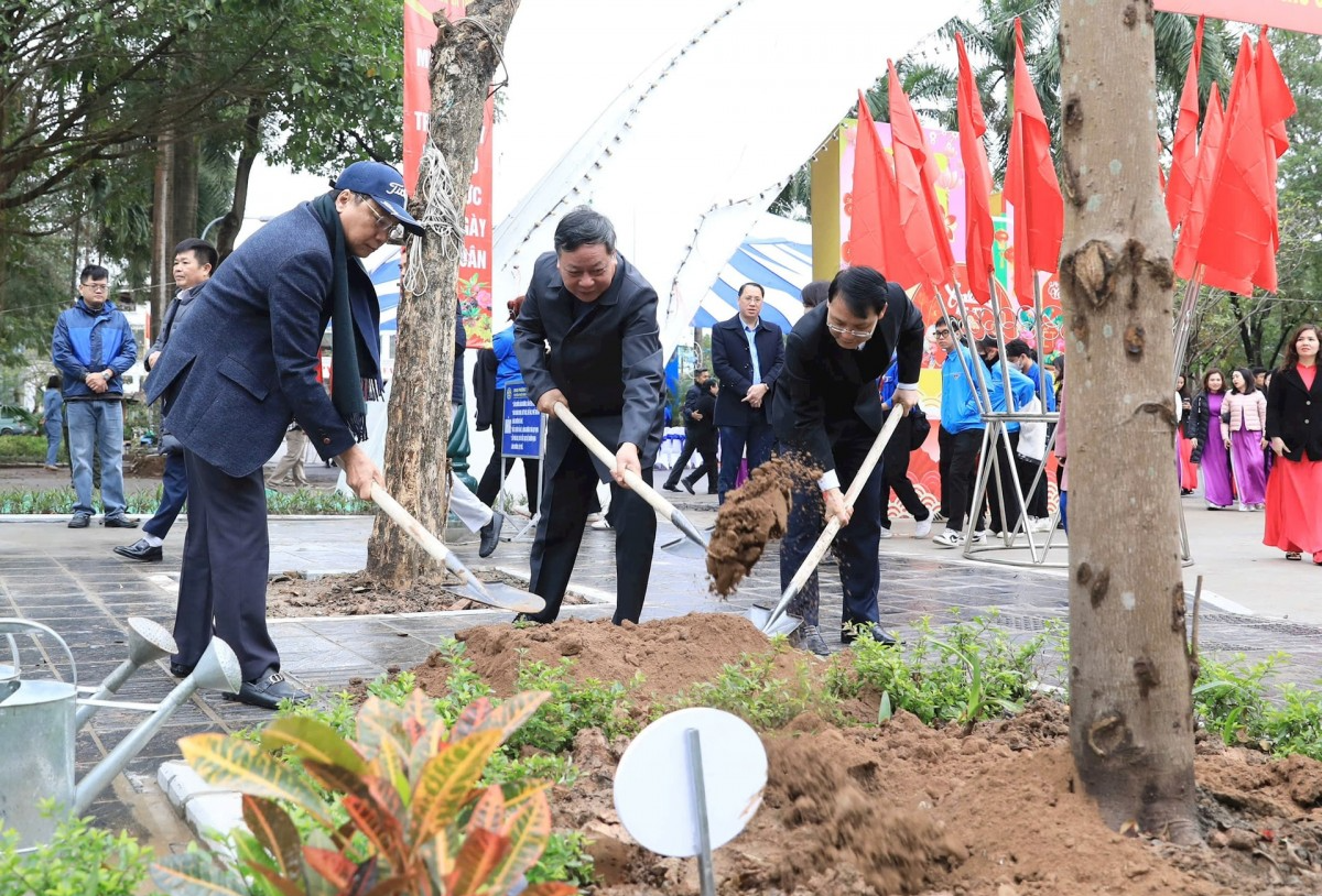 Phó Bí thư Thường trực Thành ủy Hà Nội tham gia Tết trồng cây tại quận Hai Bà Trưng