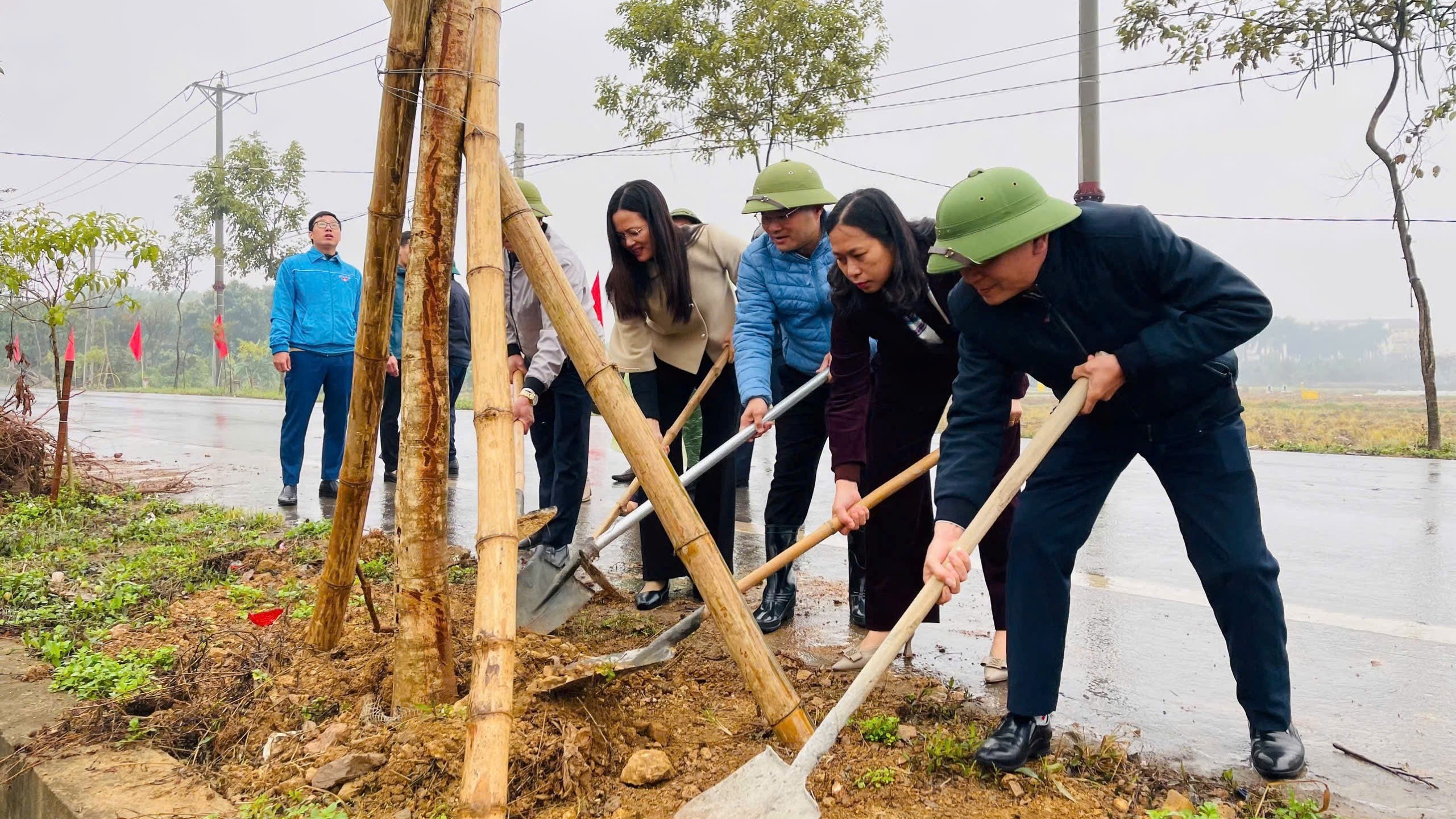 Công đoàn huyện Phúc Thọ tích cực hưởng ứng Tết trồng cây