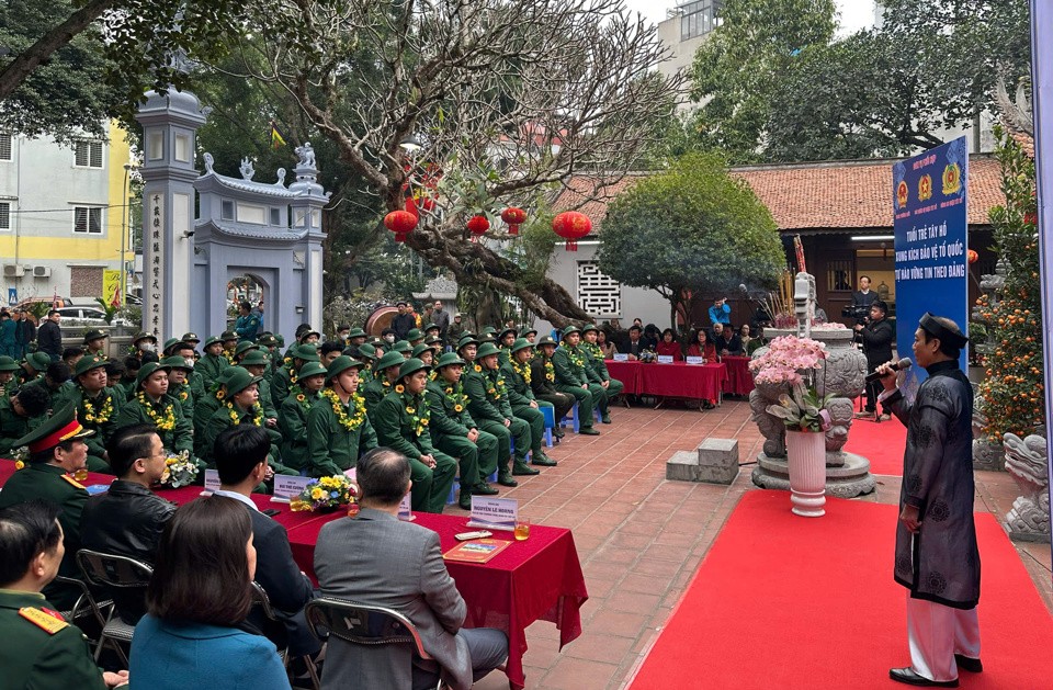 Quận Tây Hồ gặp mặt 57 tân binh chuẩn bị lên đường nhập ngũ