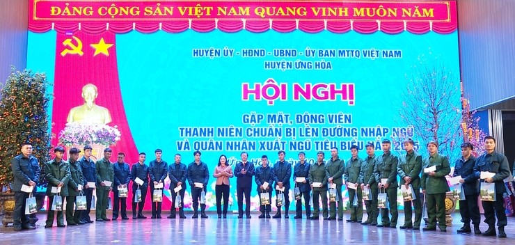 Huyện Ứng Hòa: Nhiều thanh niên hăng hái viết đơn tình nguyện lên đường nhập ngũ