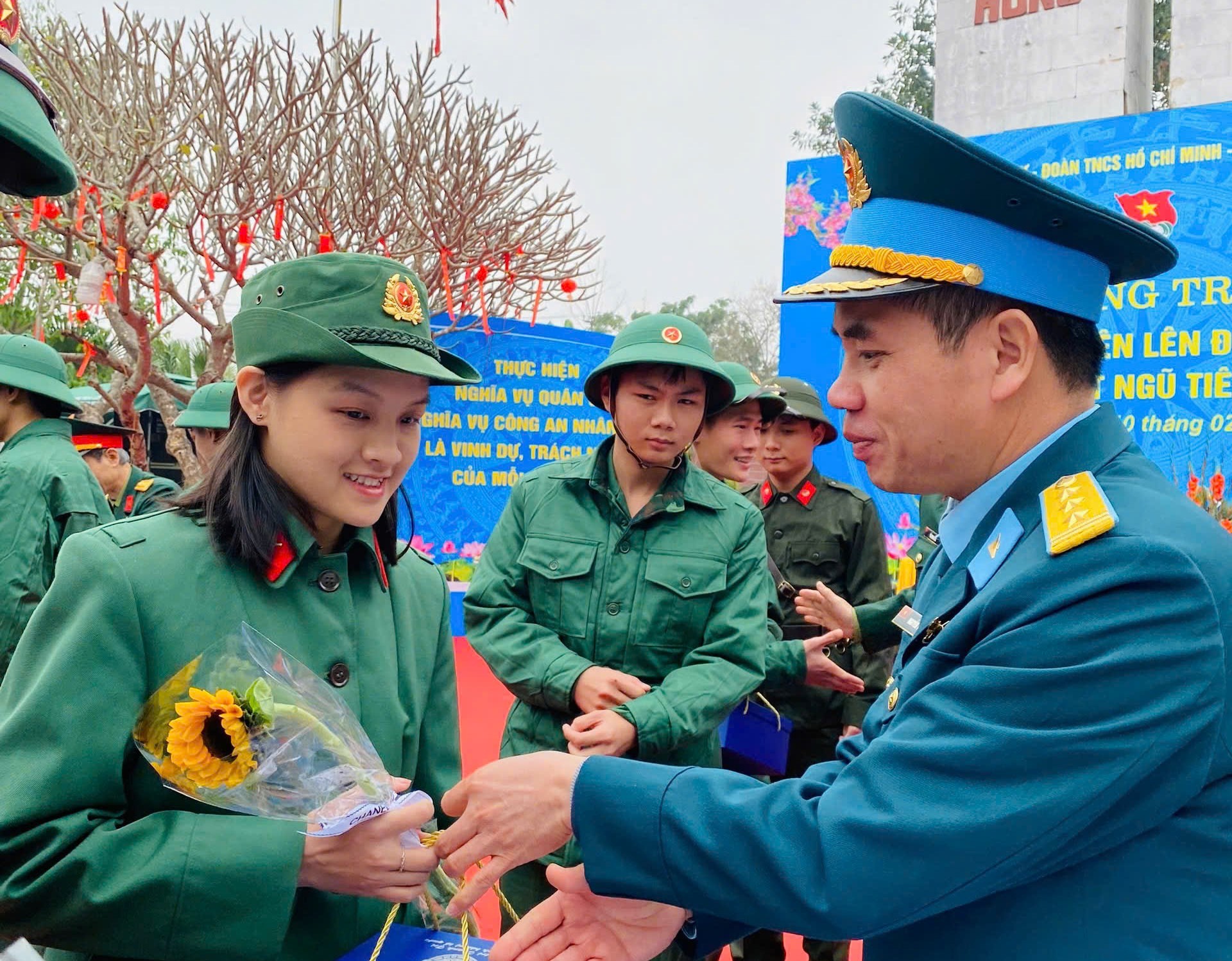 Nữ tân binh nhập ngũ: Viết tiếp thanh xuân tươi đẹp trong màu áo lính