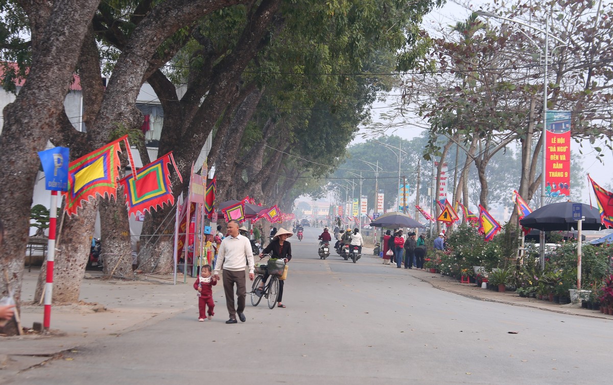 Nô nức khai hội đền Và