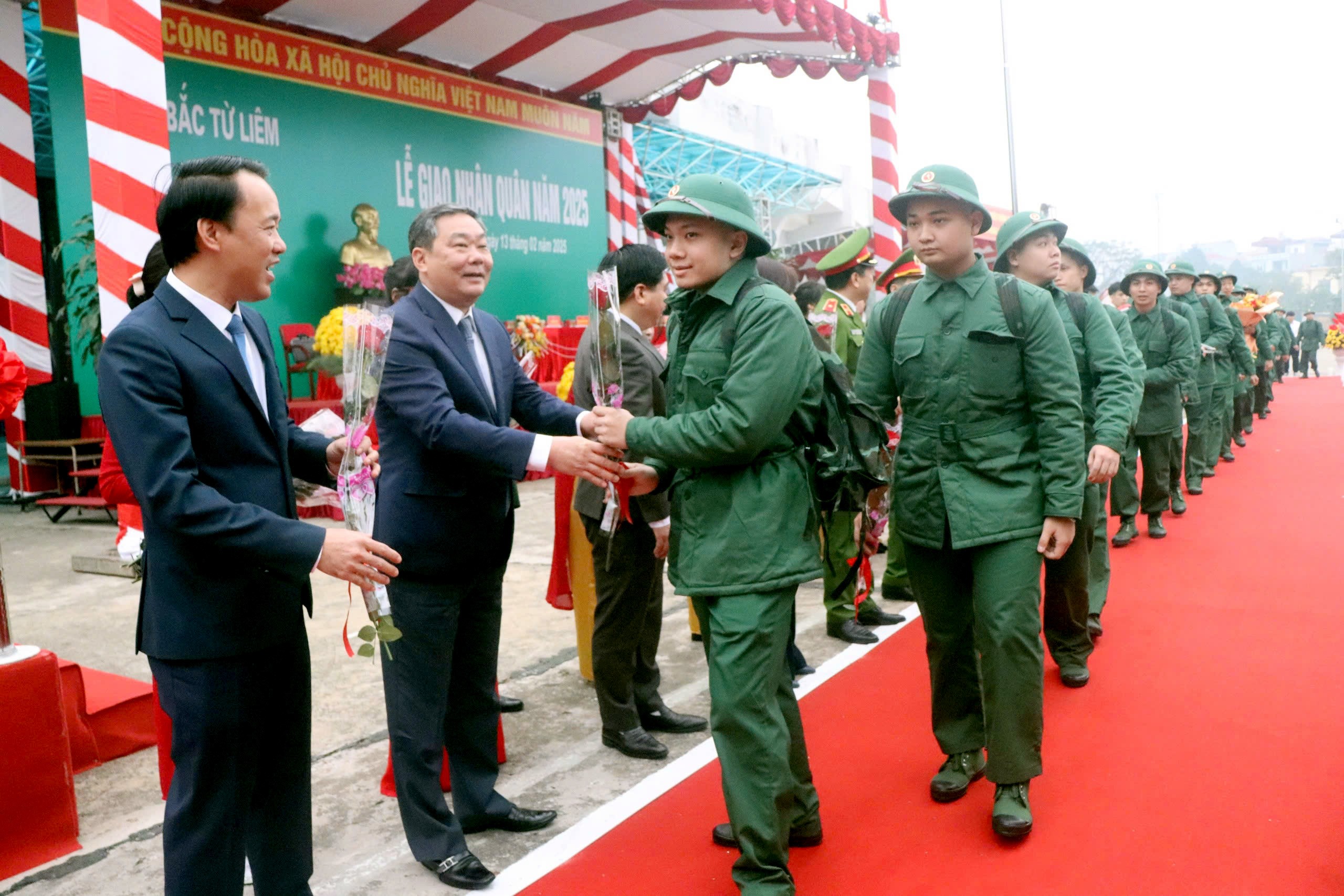 Phó Chủ tịch Thường trực UBND Thành phố Lê Hồng Sơn động viên công dân lên đường nhập ngũ