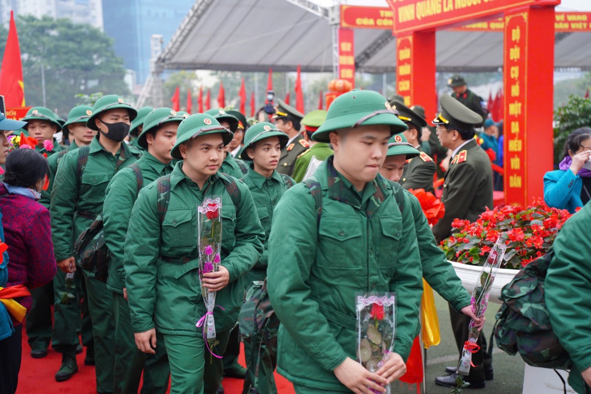 Chủ tịch UBND thành phố Hà Nội động viên tân binh quận Đống Đa lên đường nhập ngũ