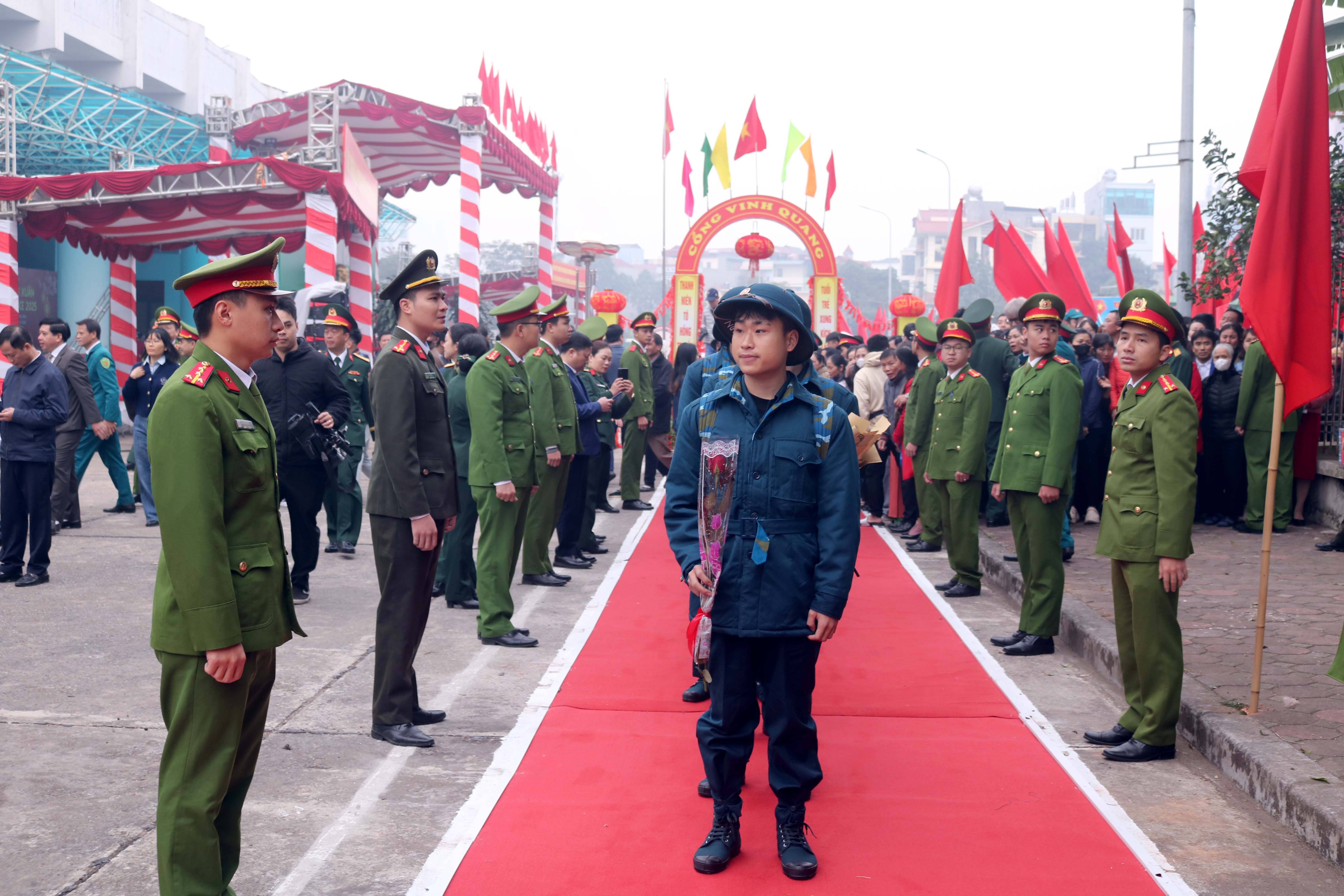 Phó Chủ tịch Thường trực UBND Thành phố Lê Hồng Sơn động viên công dân lên đường nhập ngũ