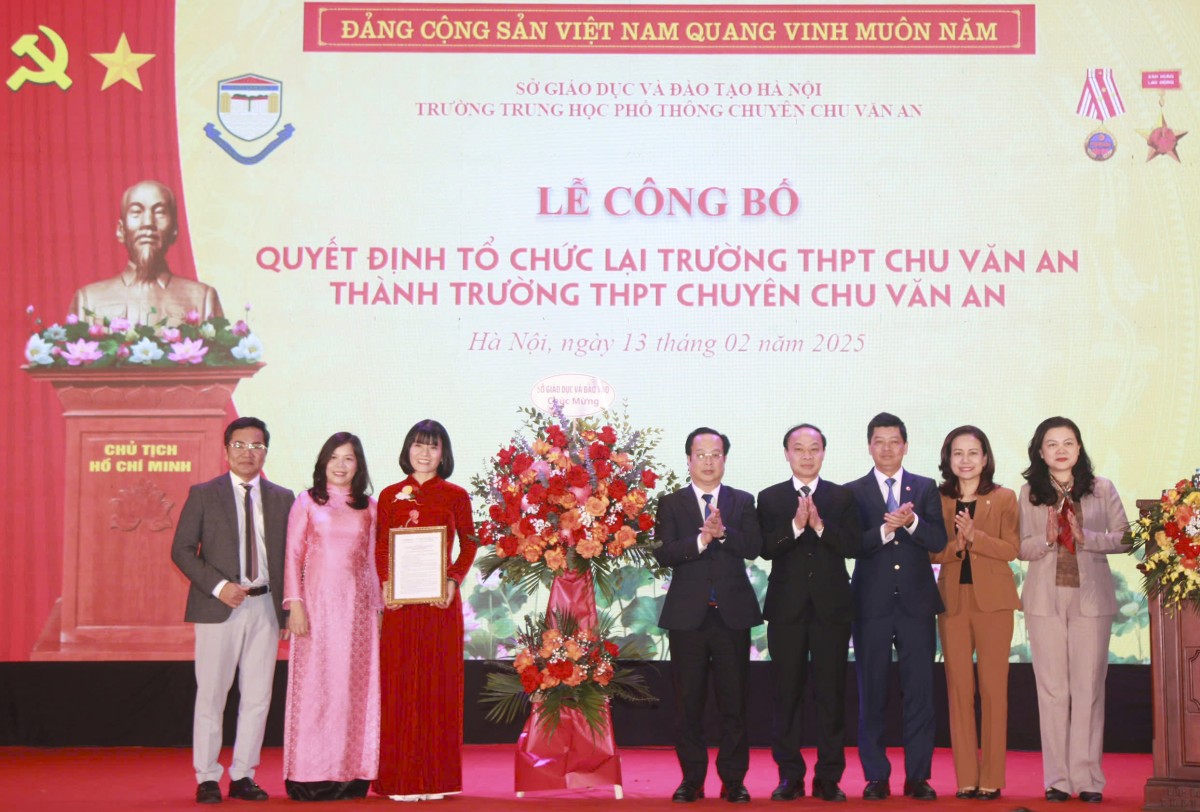 Lãnh đạo Sở GD&ĐT Hà Nội trao quyết định của UBND thành phố về việc tổ chức lại Trường THPT Chu Văn An thành trường chuyên tới Ban Giám hiệu nhà trường.