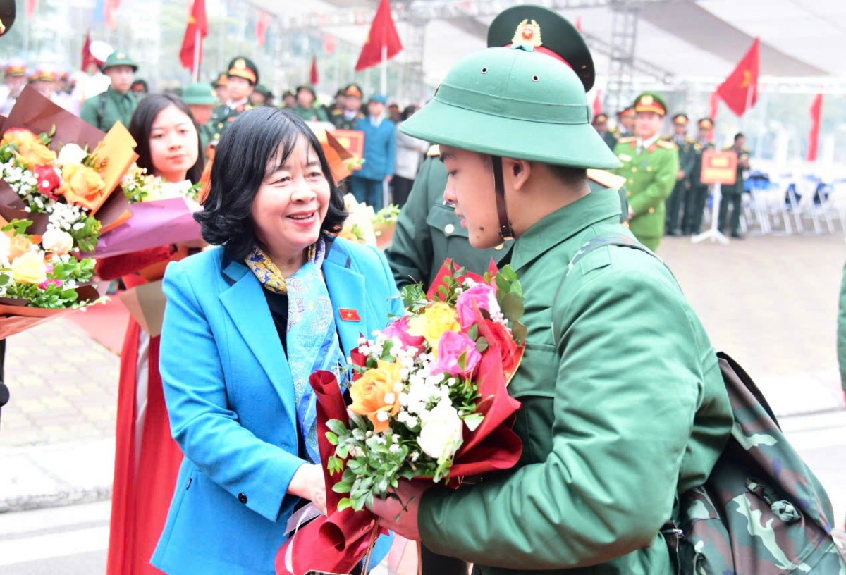 Bí thư Thành ủy Hà Nội Bùi Thị Minh Hoài tặng hoa chúc mừng và tiễn chân các tân binh quận Ba Đình. 