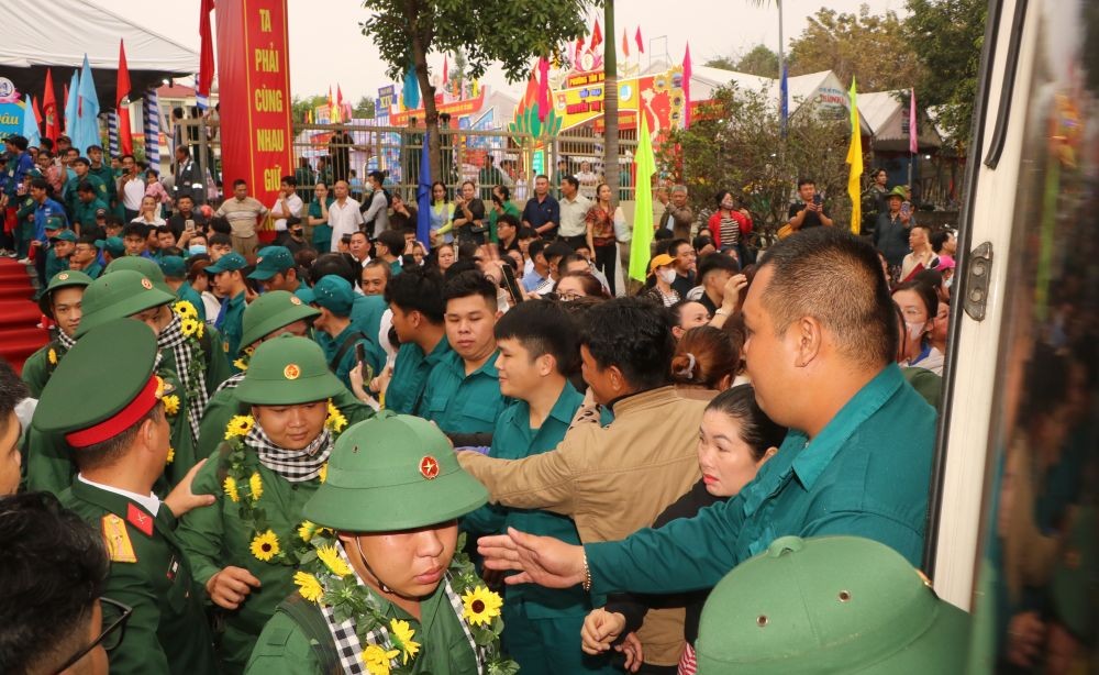 Rộn ràng giao quân tại TP.HCM và Bình Dương