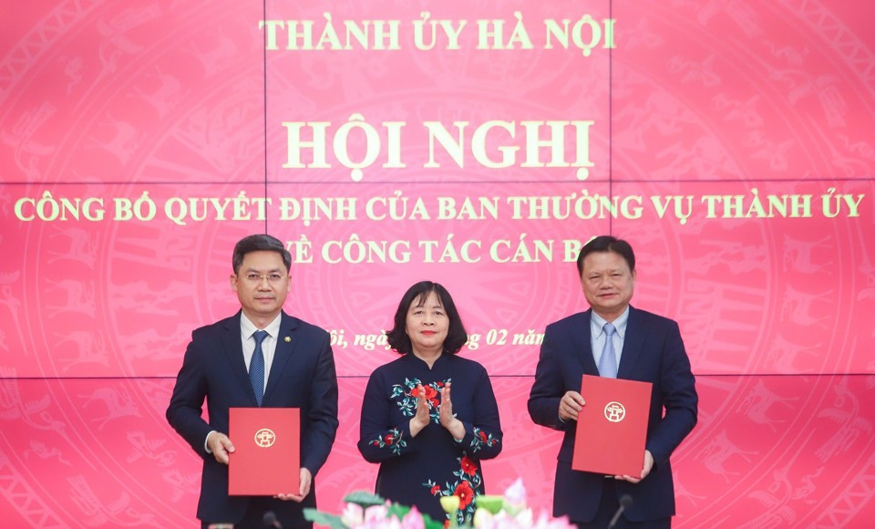 Bí thư Thành ủy Bùi Thị Minh Hoài trao Quyết định về công tác cán bộ