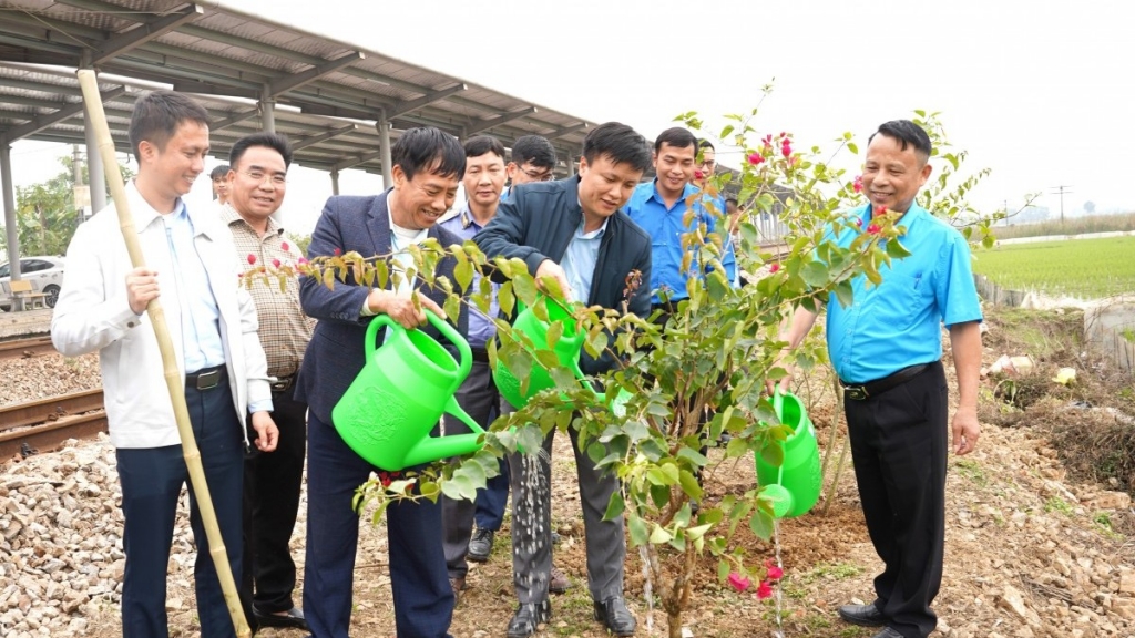 Cụm Đường sắt khu vực Vinh phát động Tết trồng cây và phong trào "Đường tàu – Đường hoa”