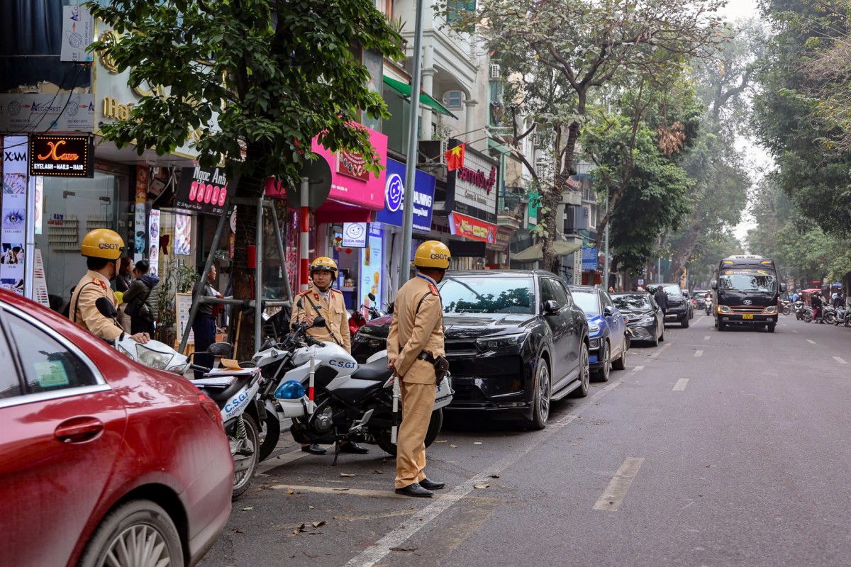 Nhiều tài xế tỉnh ngoài loay hoay trong ngày đầu cấm xe trên 16 chỗ vào phố cổ Hoàn Kiếm