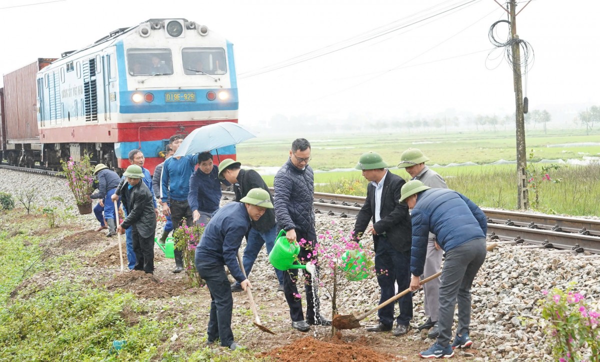 Hưởng ứng phong trào “Đường tàu - Đường hoa” chào mừng 70 năm Ngày thành lập Đảng bộ Tổng Công ty Đường sắt Việt Nam