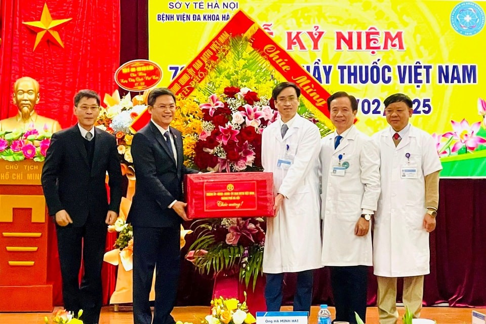 Trưởng ban Tổ chức Thành ủy Hà Minh Hải tặng quà chúc mừng các y, bác sĩ Bệnh viện Đa khoa Hà Đông.