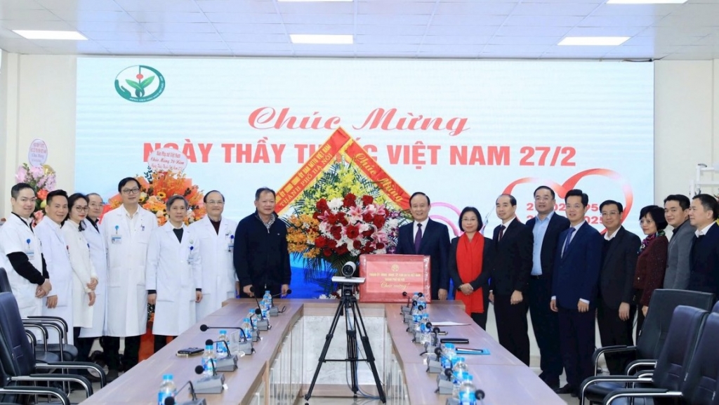 Đồng chí Nguyễn Ngọc Tuấn thăm, chúc mừng Bệnh viện Hữu nghị Việt Đức và Bệnh viện đa khoa Đức Giang