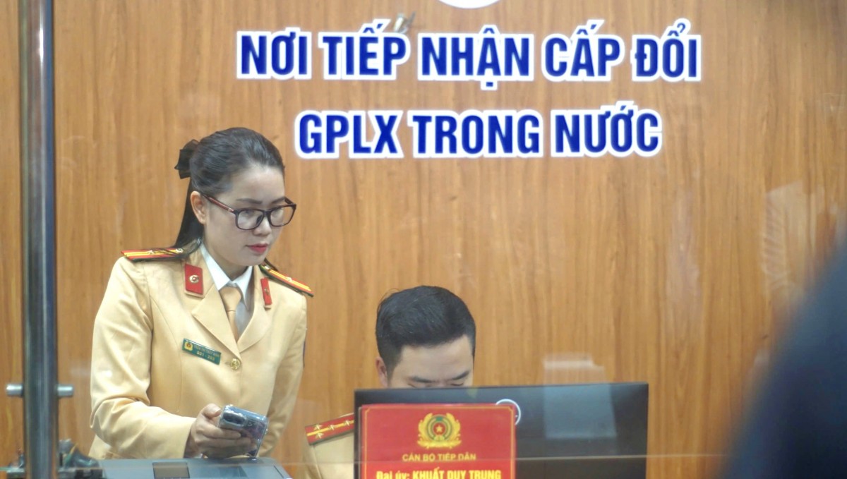 Những hình ảnh ngày đầu CSGT cấp đổi giấy phép lái xe