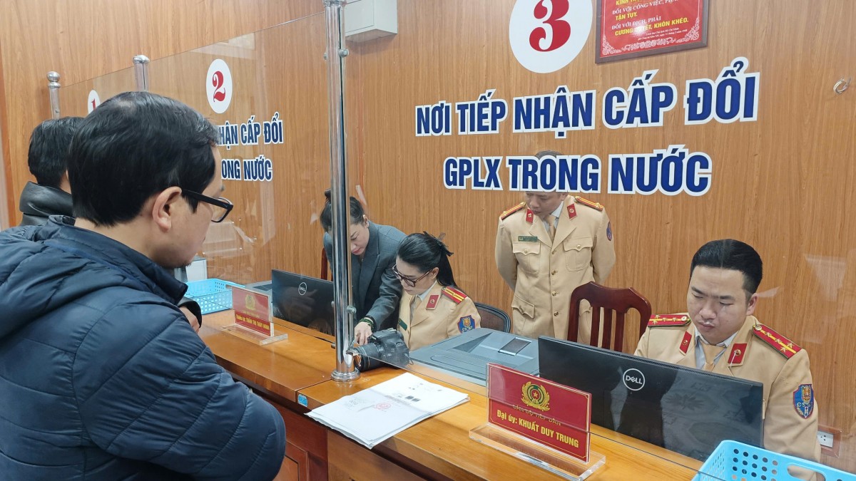 Những hình ảnh ngày đầu CSGT cấp đổi giấy phép lái xe