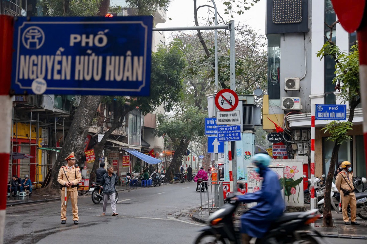 Nhiều tài xế tỉnh ngoài loay hoay trong ngày đầu cấm xe trên 16 chỗ vào phố cổ Hoàn Kiếm