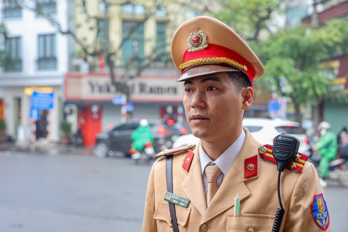 Nhiều tài xế tỉnh ngoài loay hoay trong ngày đầu cấm xe trên 16 chỗ vào phố cổ Hoàn Kiếm