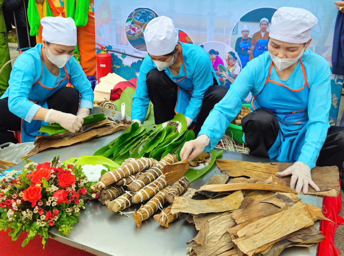 Sơn Tây: Sôi nổi hội thi làm bánh tẻ truyền thống làng nghề Phú Nhi