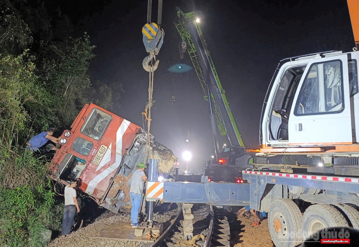 Hơn 500 công nhân xuyên đêm khắc phục hậu quả tai nạn đường sắt