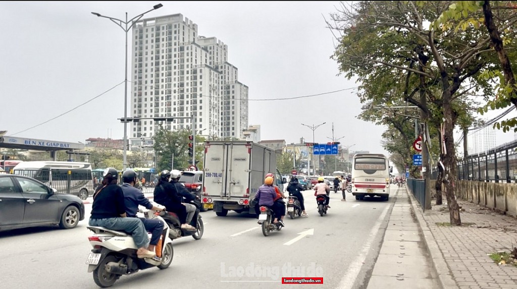 Nhức nhối xe khách “diễu hành” trên đường gần bến xe Giáp Bát, Nước Ngầm