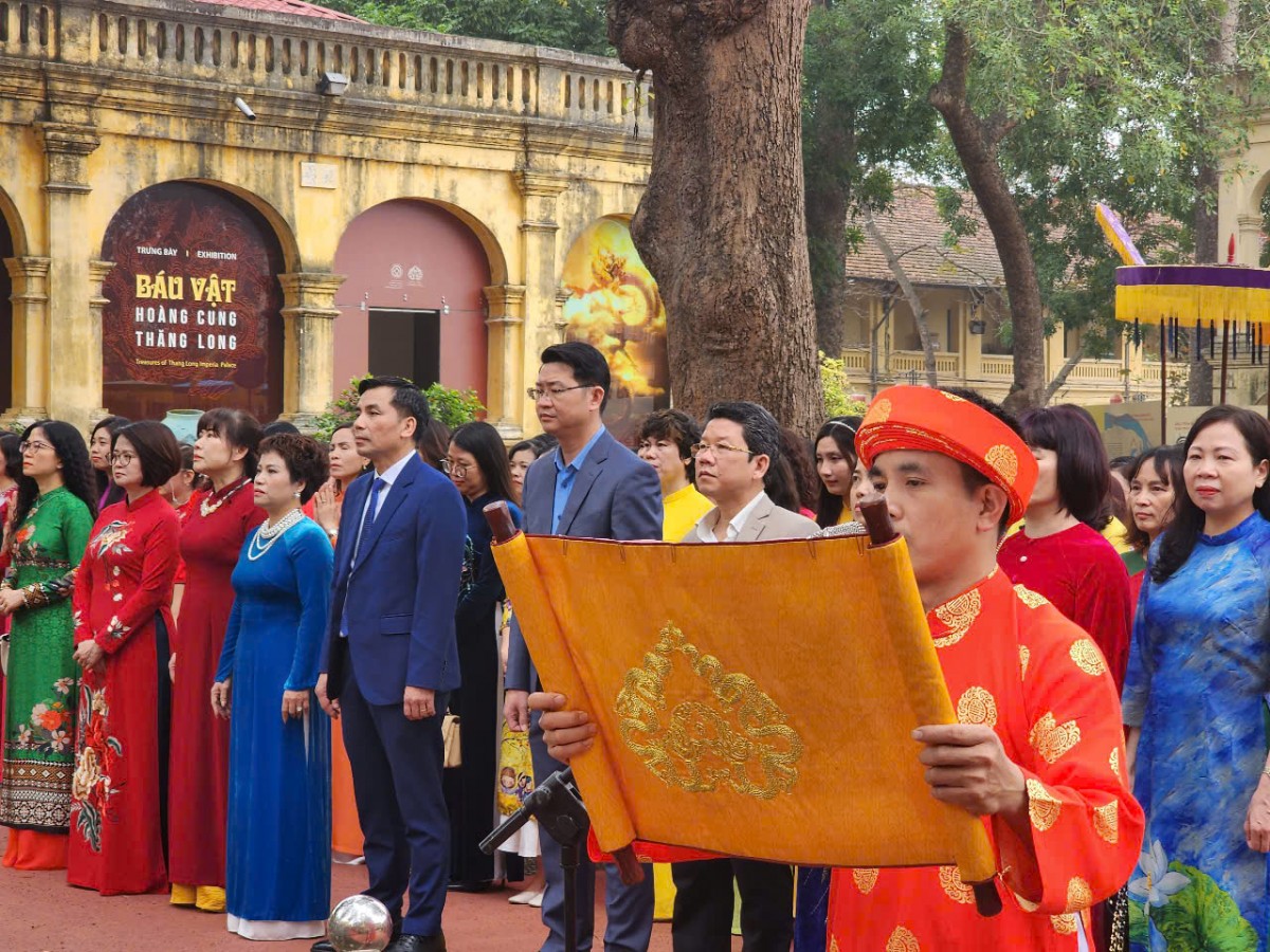 Nữ CNVCLĐ quận Tây Hồ về nguồn thăm Khu di sản Hoàng thành Thăng Long