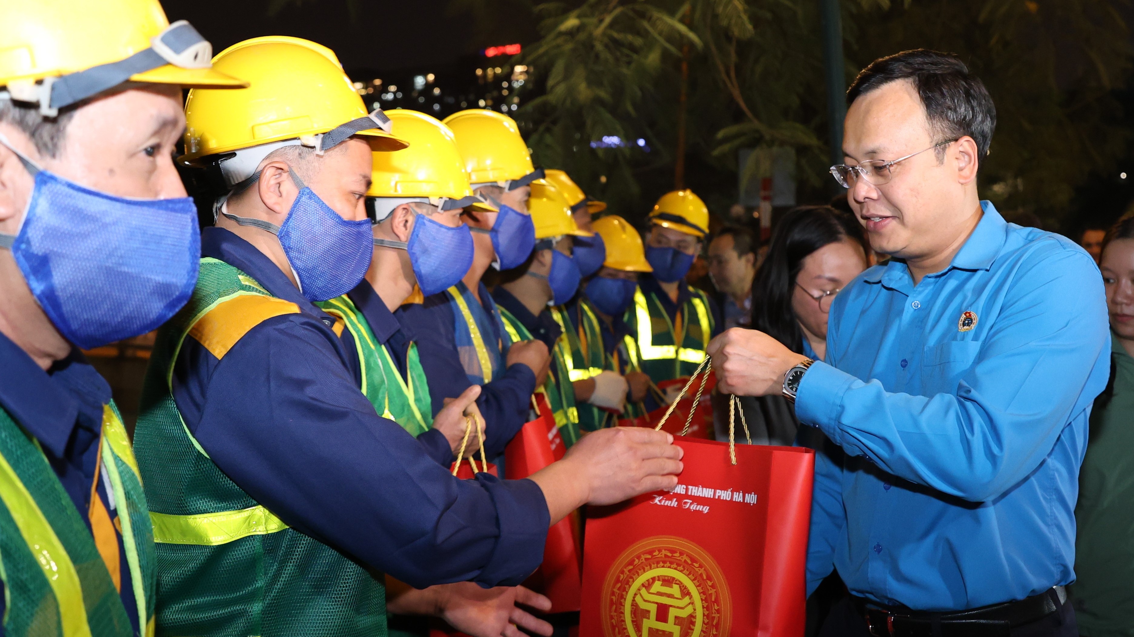 Lãnh đạo LĐLĐ thành phố Hà Nội thăm, động viên công nhân tại hiện trường nạo vét sông Tô Lịch