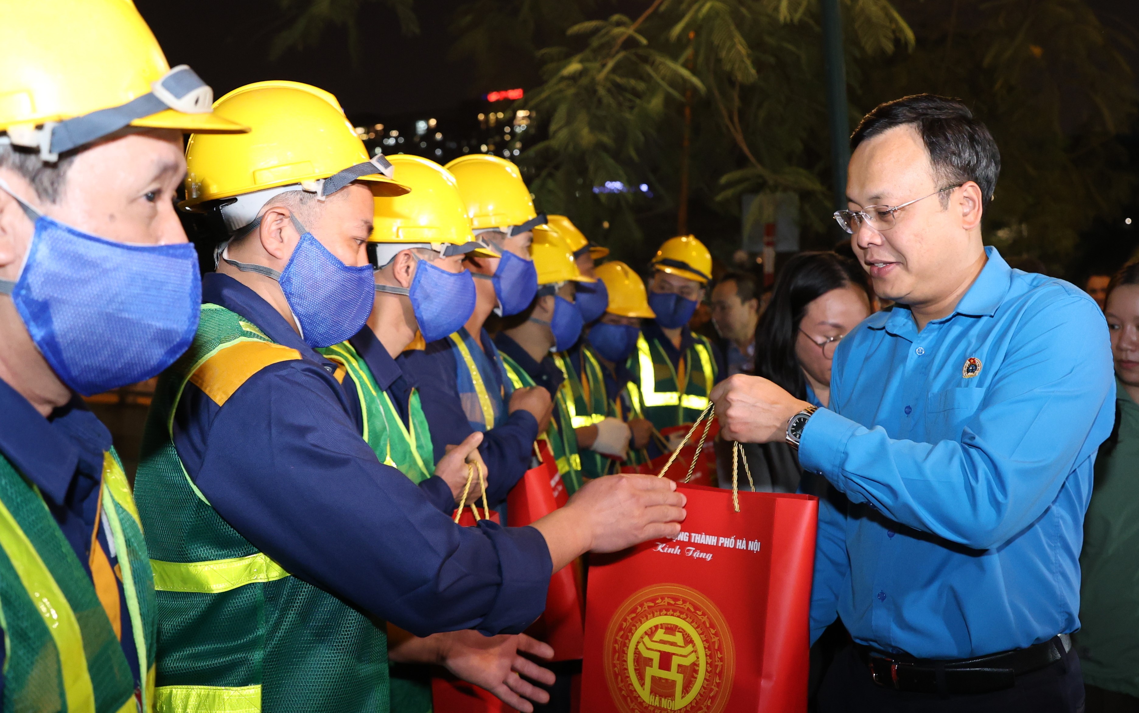 Lãnh đạo LĐLĐ thành phố Hà Nội thăm, động viên công nhân tại hiện trường nạo vét sông Tô Lịch