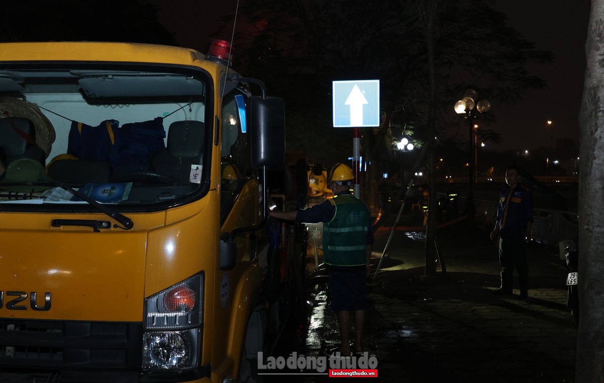 Công nhân làm việc xuyên đêm để “hồi sinh” sông Tô Lịch