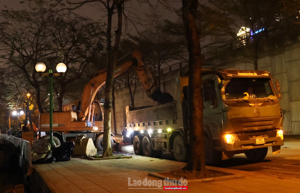 Công nhân làm việc xuyên đêm để “hồi sinh” sông Tô Lịch