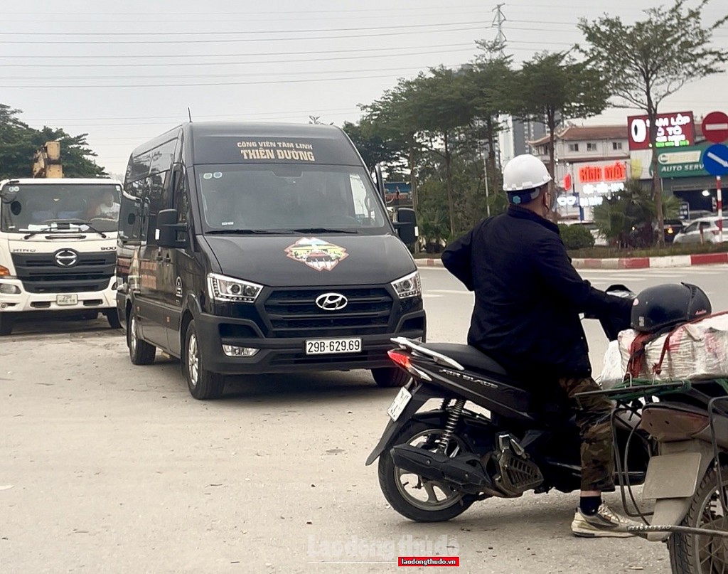 “Bát nháo” xe khách - Kỳ 3: “Bến cóc” bên đường Lê Trọng Tấn