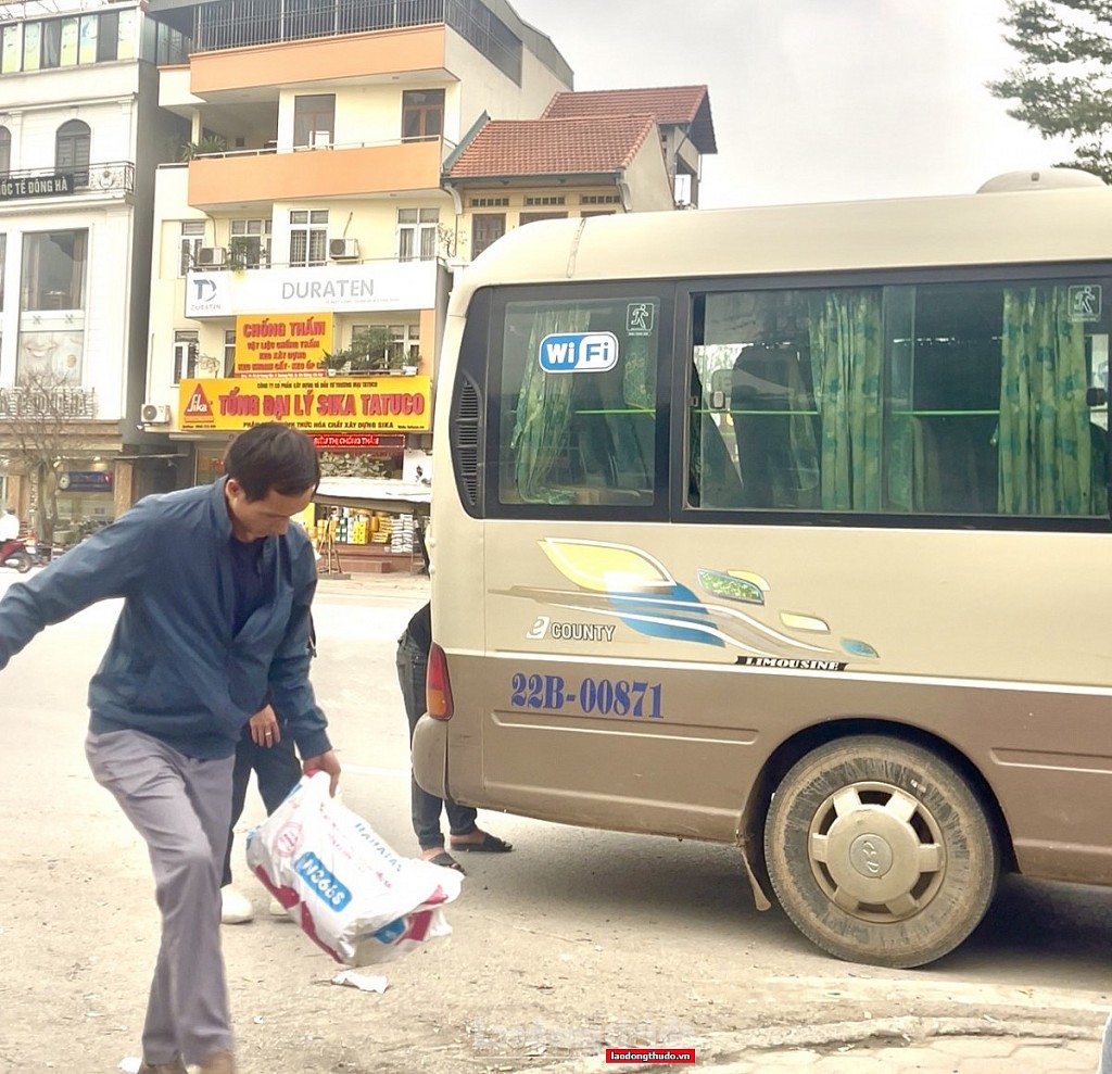 “Bát nháo” xe khách - Kỳ 3: “Bến cóc” bên đường Lê Trọng Tấn