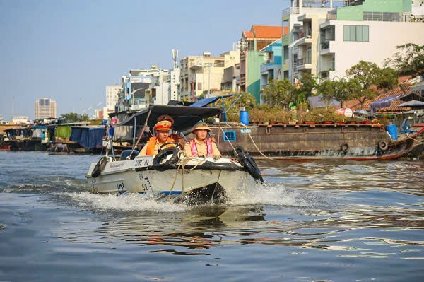 TP.HCM: Tăng cường xử lý an toàn giao thông đường thủy