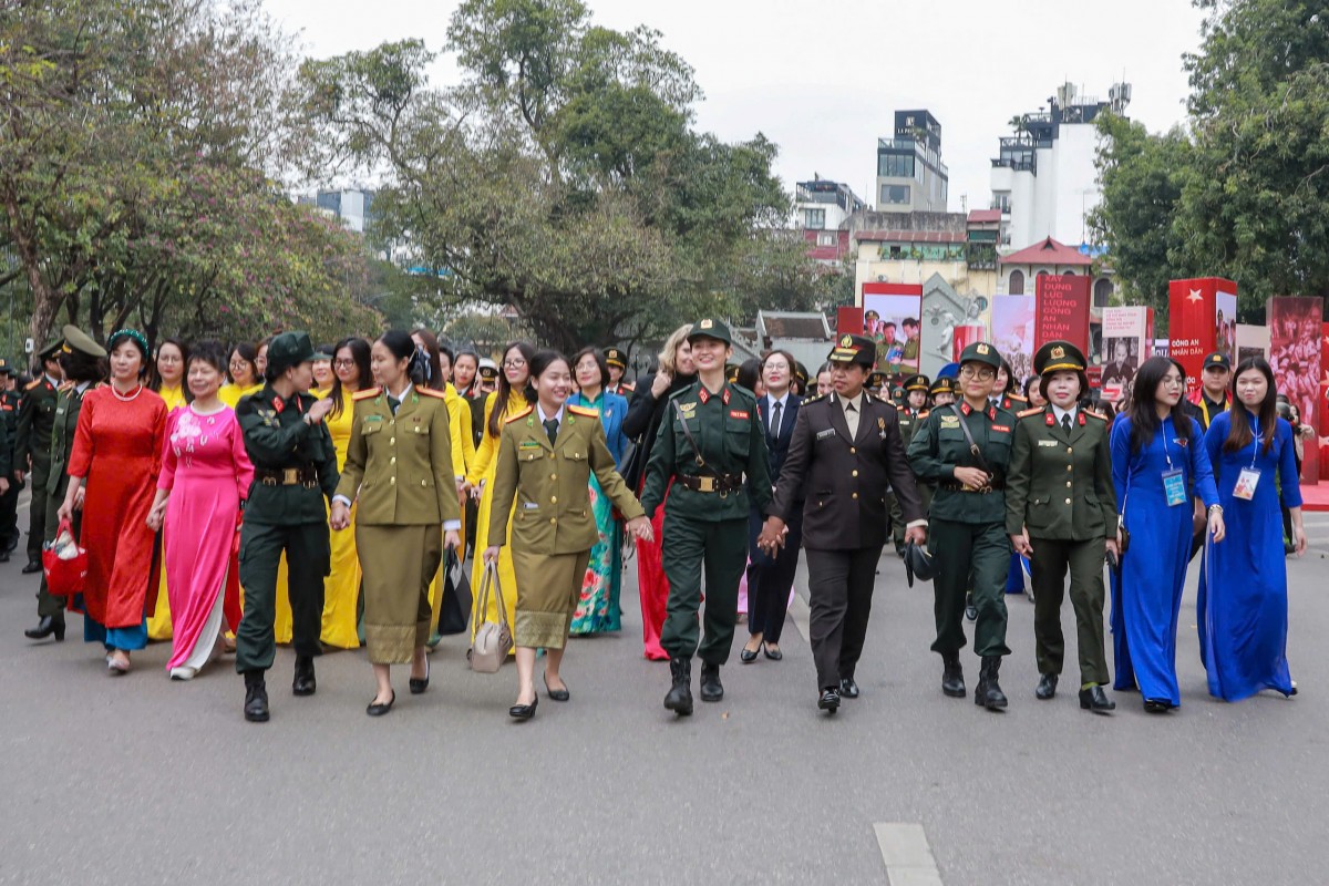 Nét đẹp duyên dáng, kiên cường phụ nữ Công an nhân dân trong Lễ hội áo dài