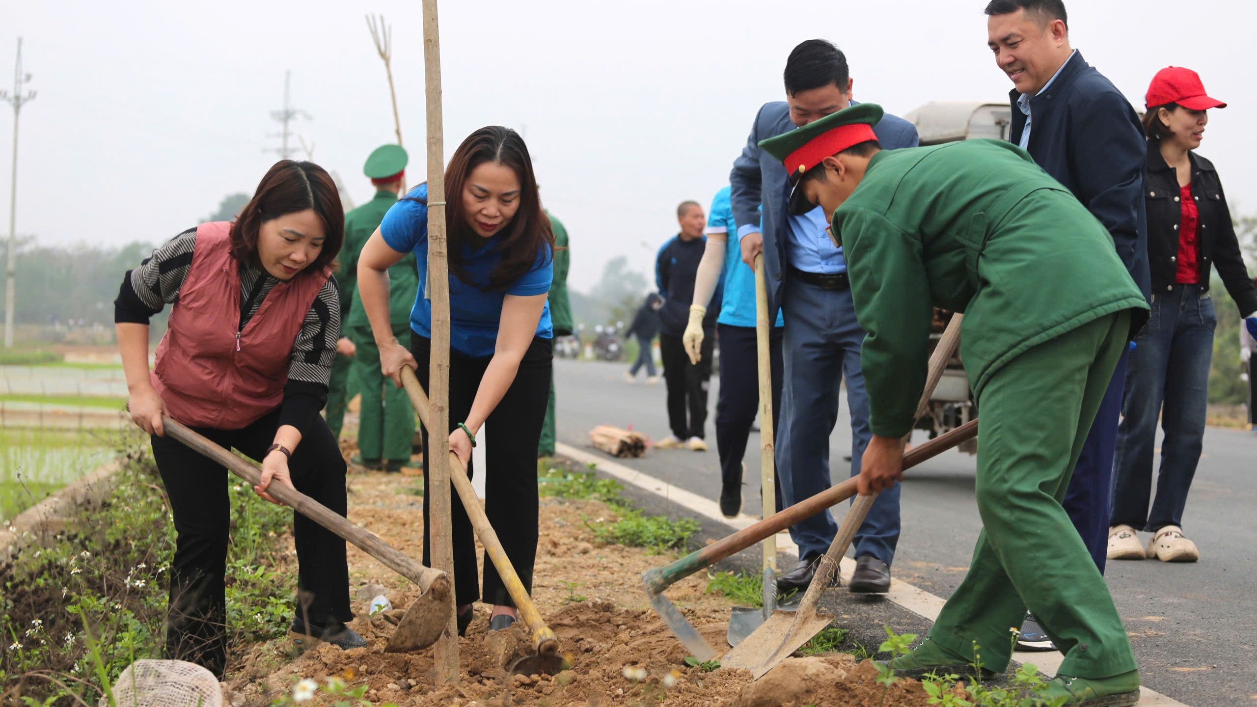 Công đoàn chung tay nhân lên những tuyến đường nở hoa