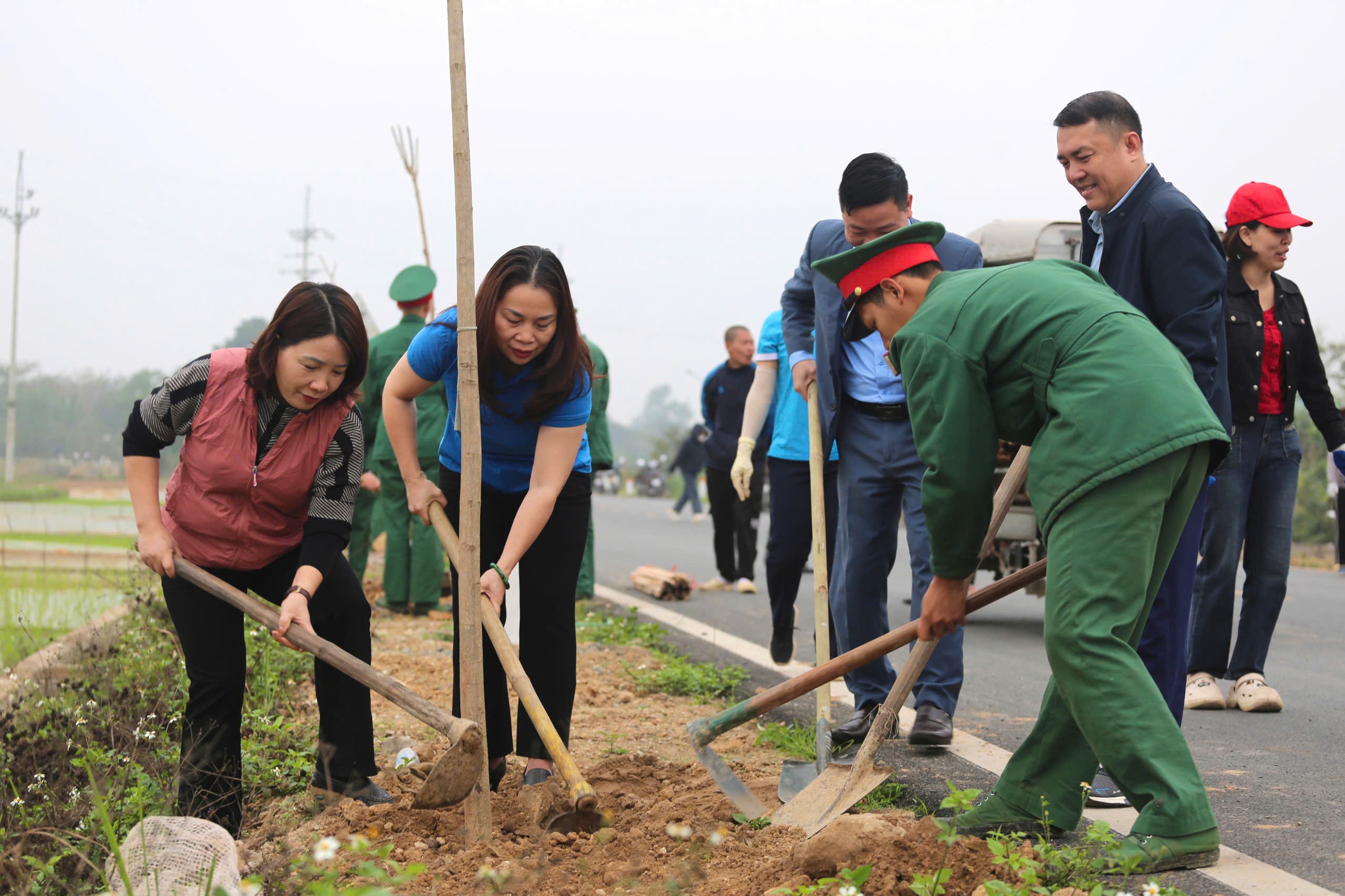 Công đoàn chung tay nhân lên những tuyến đường nở hoa