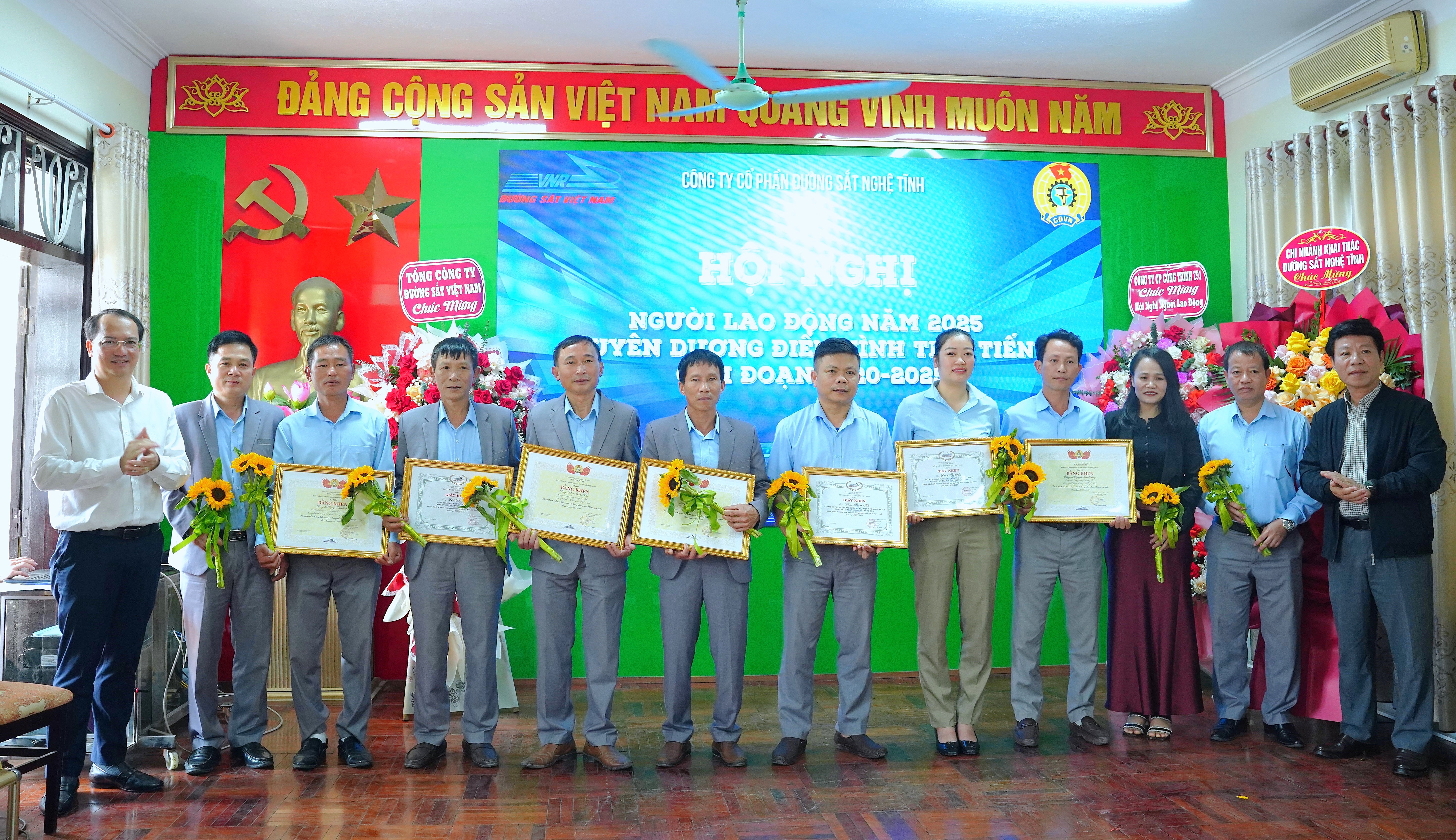 Đảm bảo an toàn chạy tàu, giữ vững tốp đầu khối kết cấu hạ tầng đường sắt