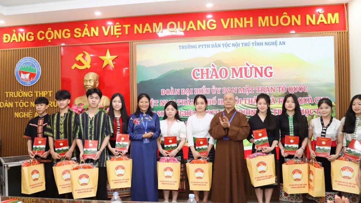 Đoàn công tác Mặt trận Hà Nội dâng hương tưởng niệm Bác Hồ, chia sẻ yêu thương tại Nghệ An