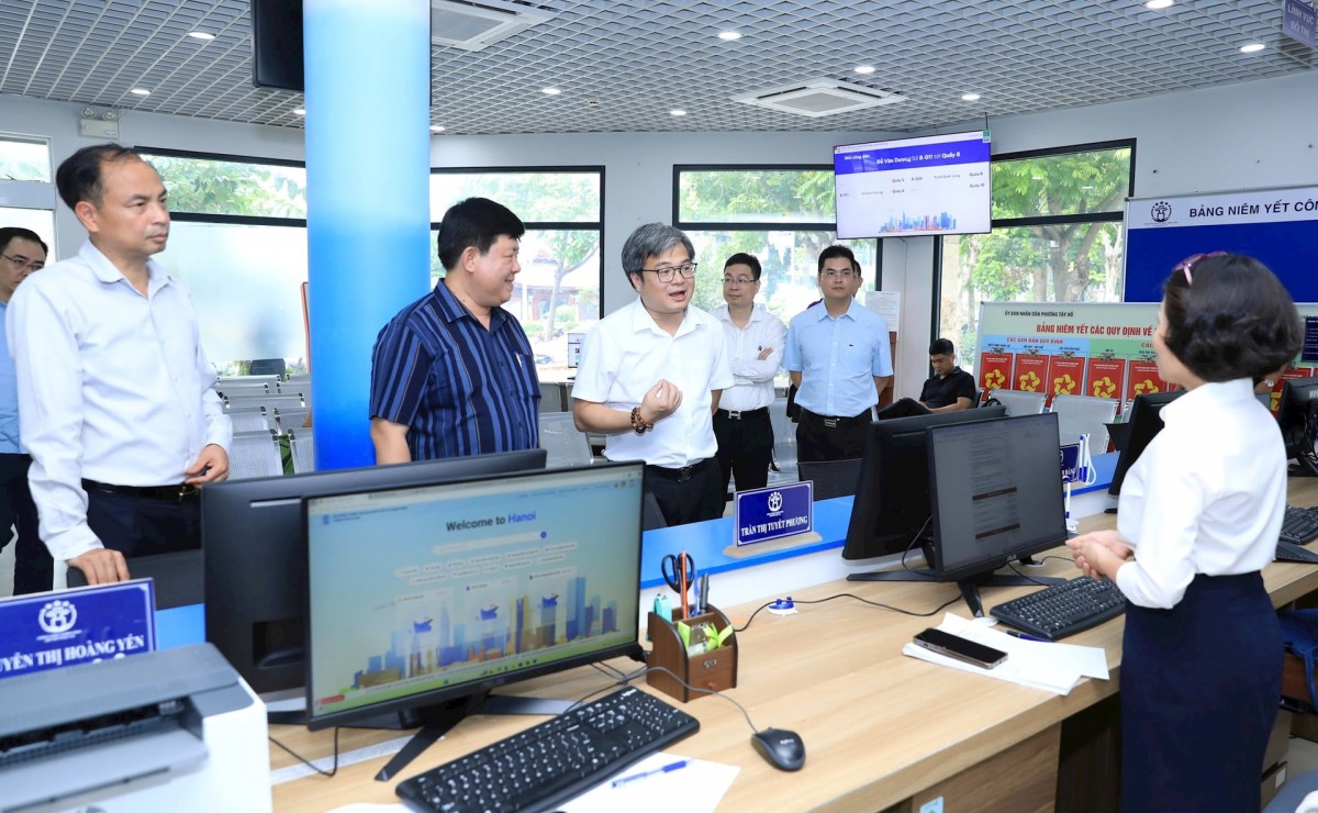 Phó Chủ tịch UBND thành phố Hà Nội Trương Việt Dũng khảo sát, kiểm tra việc vận hành chính quyền địa phương 2 cấp tại trụ sở phường Tây Hồ.