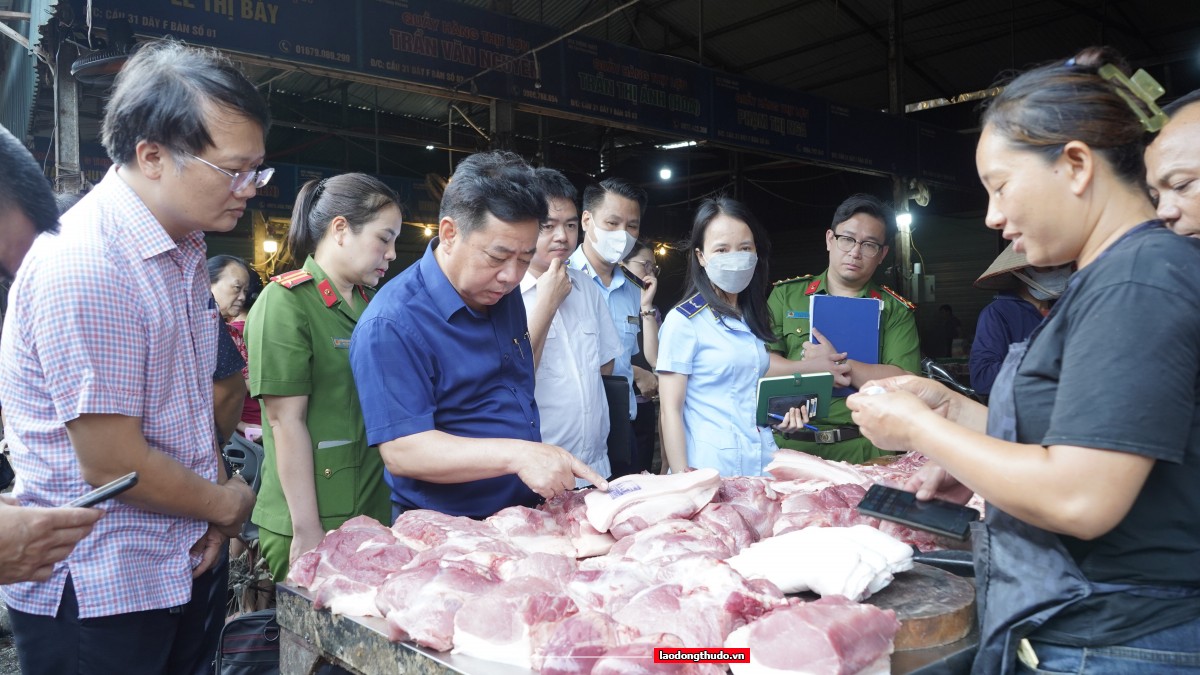 Chấn chỉnh công tác bảo đảm ATVS thực phẩm, vệ sinh môi trường trong và ngoài chợ Phùng Khoang