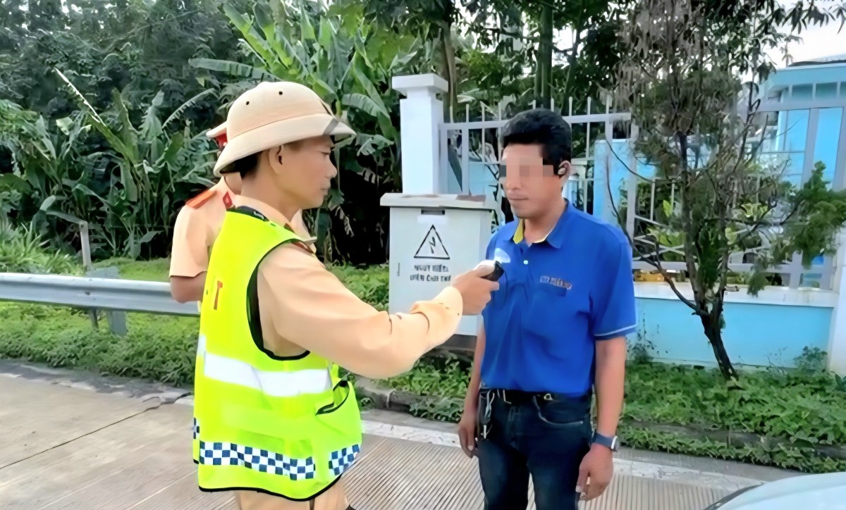 Tài xế chở 45 khách, nồng độ cồn kịch khung bị phạt 40 triệu, tước bằng 23 tháng