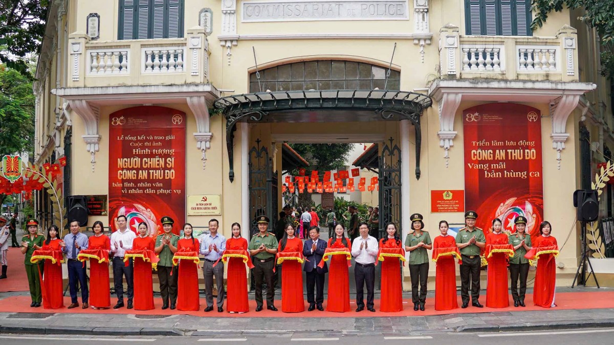 Khoảnh khắc bình dị mà cao đẹp của người chiến sĩ Công an Hà Nội