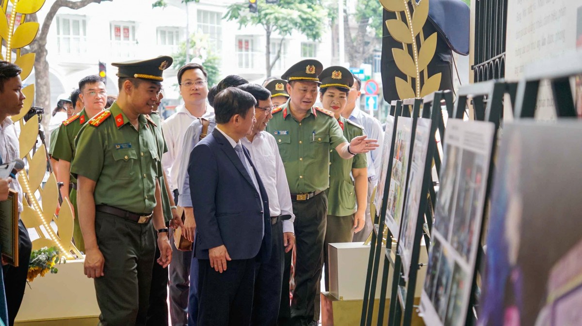 Khoảnh khắc bình dị mà cao đẹp của người chiến sĩ Công an Hà Nội