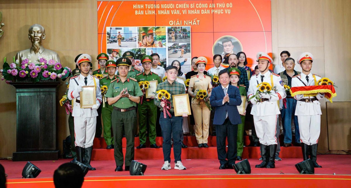 Khoảnh khắc bình dị mà cao đẹp của người chiến sĩ Công an Hà Nội