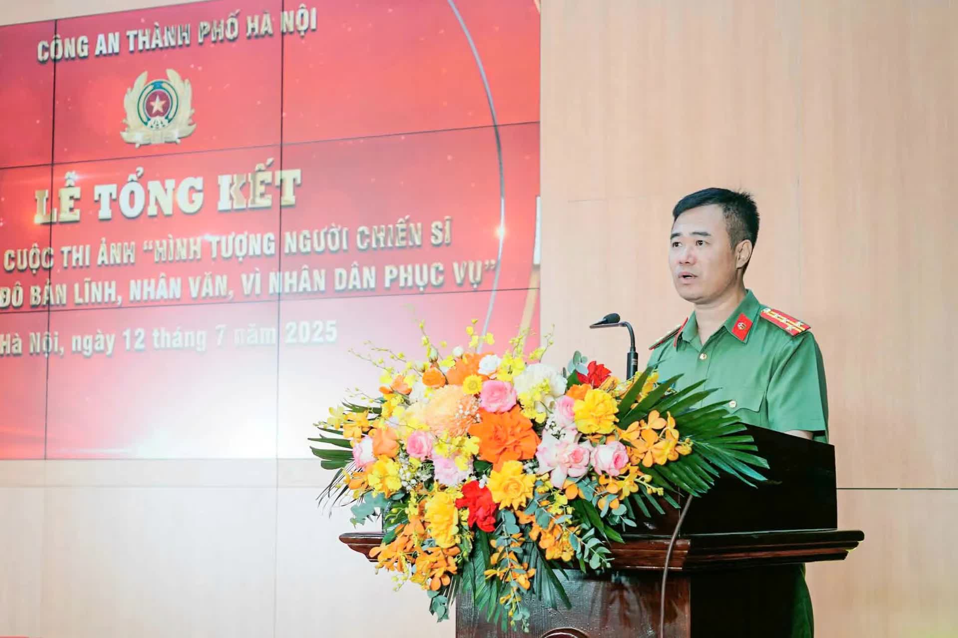 Khoảnh khắc bình dị mà cao đẹp của người chiến sĩ Công an Hà Nội