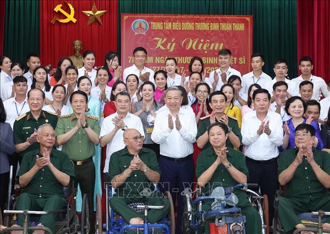 Tổng Bí thư Tô Lâm với thương bệnh binh và cán bộ, nhân viên Trung tâm Điều dưỡng thương binh Thuận Thành. Ảnh: Thống Nhất/TTXVN